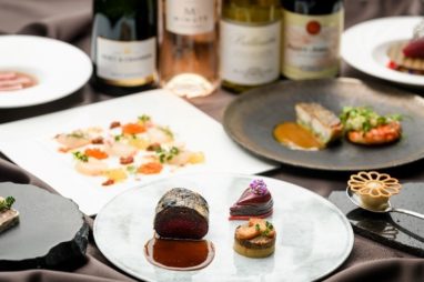 美しいレストランの食事とワイン